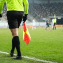 sedzia pilkarski z choragiewka