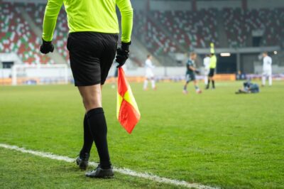 sedzia pilkarski z choragiewka