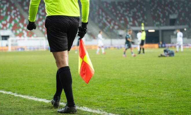 sedzia pilkarski z choragiewka