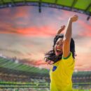 Fanka brazylijskiej drużyny na stadionie piłkarskim